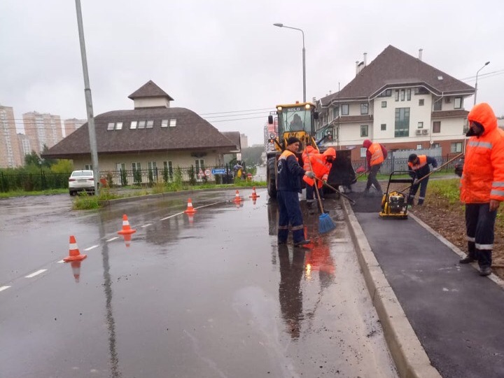В районе бульвара Академика Ландау обустроили тротуар Фото предоставлено управой