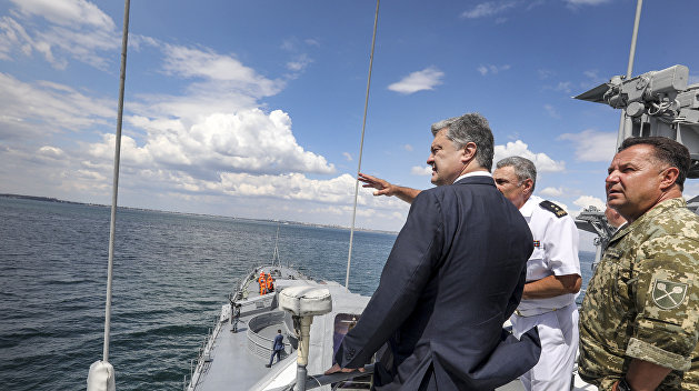 Порошенко отдал приказ захватить украинский Керченский пролив