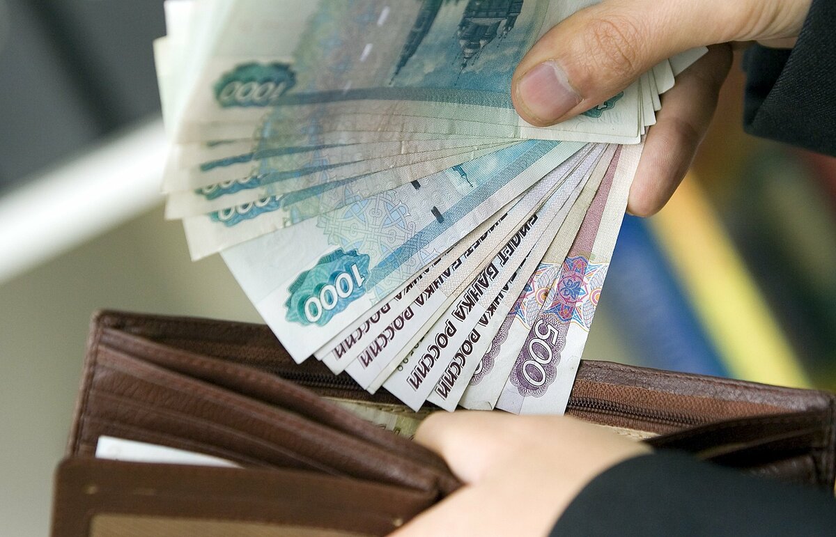 Кому должны поднять зарплату