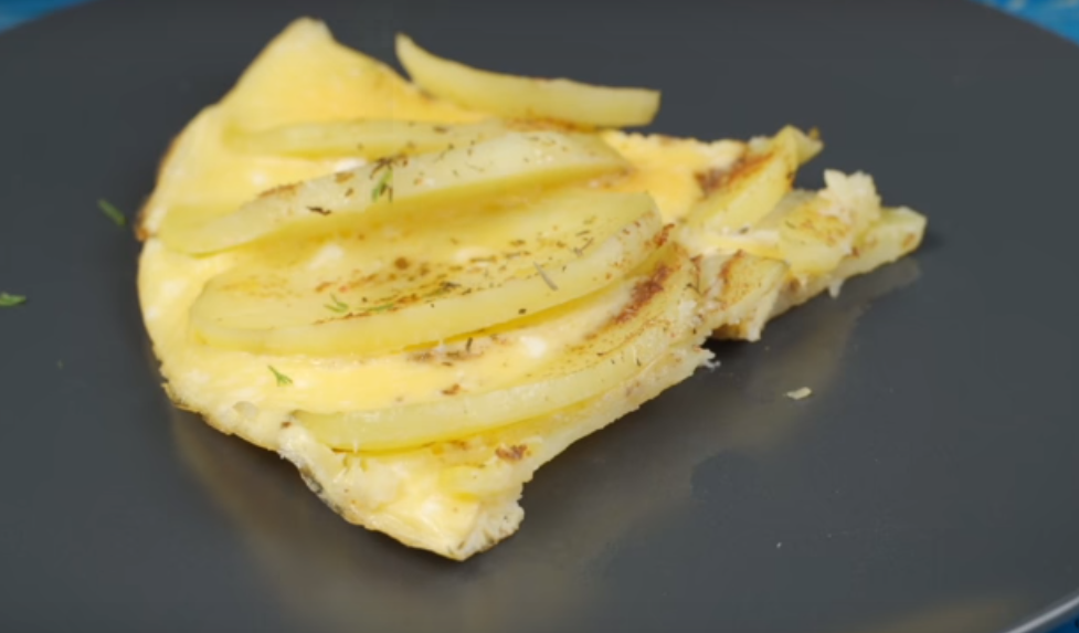 Вкусное блюдо к завтраку: яичница с картофелем