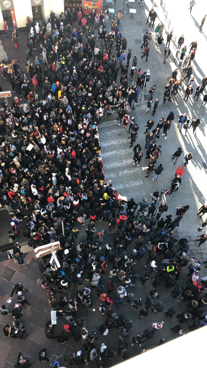 Протесты школьников и студентов в Марселе Протесты школьников и студентов в Марселе
