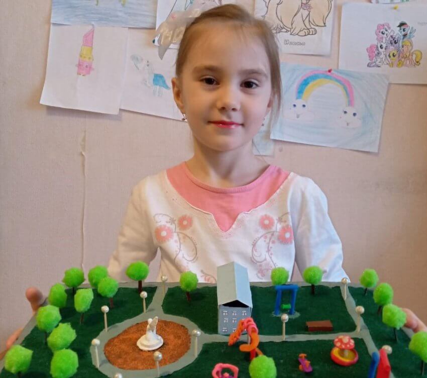 Дошкольница Айлина Сатдинова позаботится о птицах парка Воровского