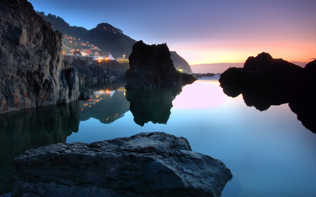 Порту-Мониш (порт. Porto Moniz) — населённый пункт и муниципалитет в Португалии, входит в округ Мадейра. Расположен на острове Мадейра. Население составляет 2927 человек на 2001 год. Занимает площадь 82,6 км²