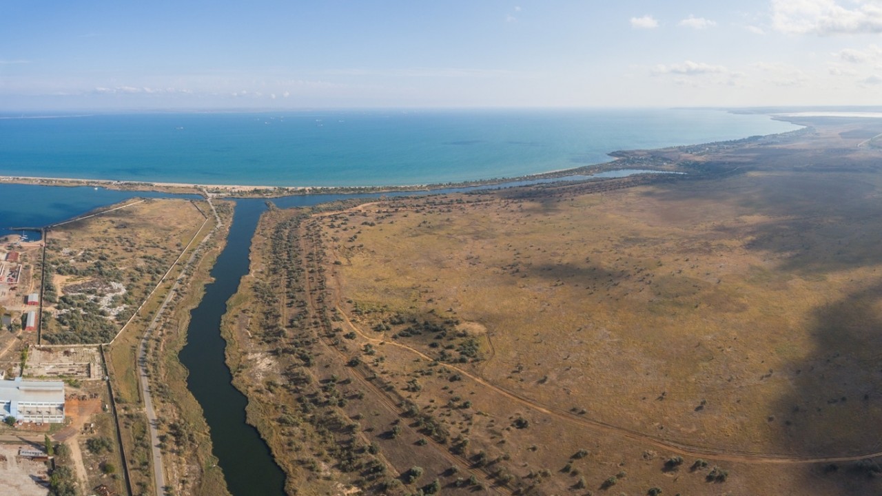 Крымчане встревожены: на полуострове уничтожают дамбу возле Черного моря, добывая ядовитый песок Крымчане встревожены: на полуострове уничтожают дамбу возле Черного моря, добывая ядовитый песок