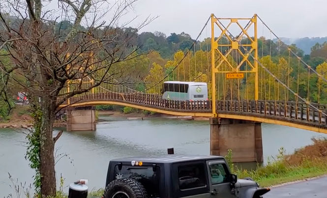 70-летний мост прогнулся под автобусом, но не упал (видео)