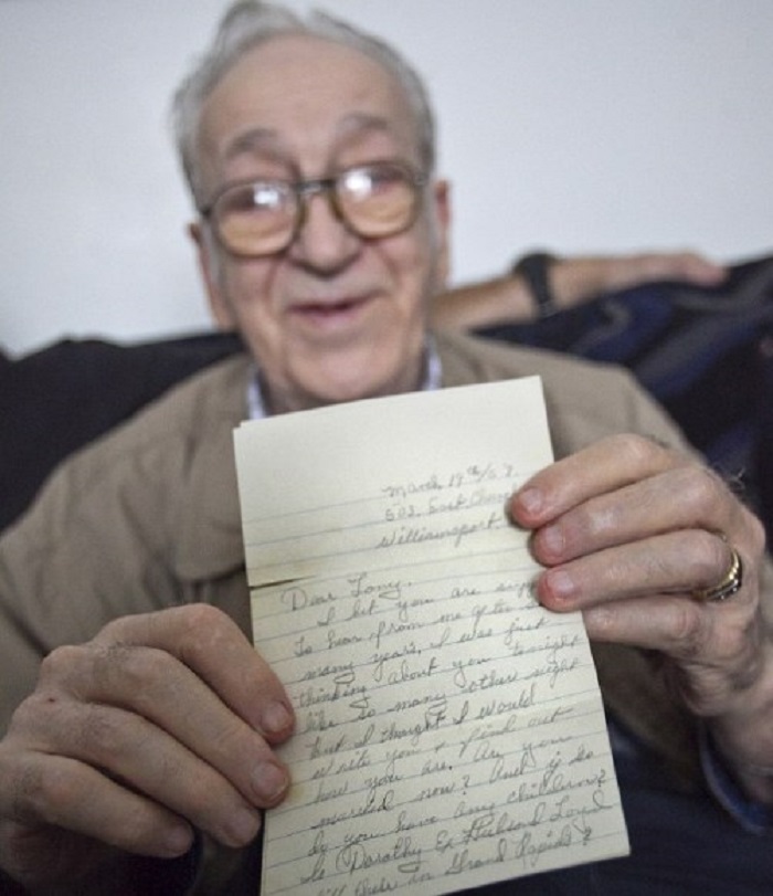 От него 55 лет скрывали страшную правду. То, что он узнал, перевернуло его жизнь... От него 55 лет скрывали страшную правду. То, что он узнал, перевернуло его жизнь...
