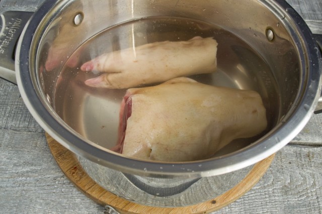Кладём мясо в кастрюлю и заливаем водой Кладём мясо в кастрюлю и заливаем водой