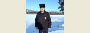 В Забайкальском крае полицейский спас подростка, перенеся его через ледяную реку с острова на берег