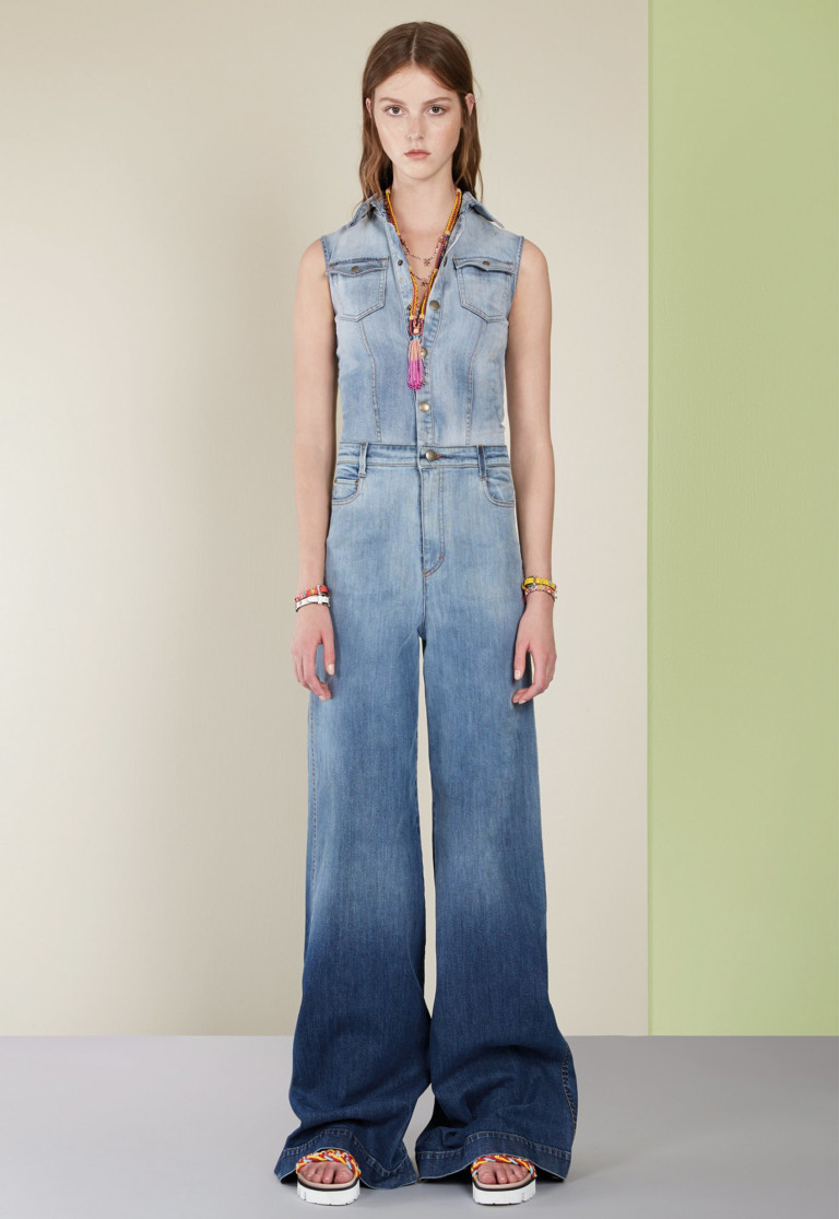 Удобный джинсовый комбинезон для пикника. Вариант от Red Valentino Удобный джинсовый комбинезон для пикника. Вариант от Red Valentino