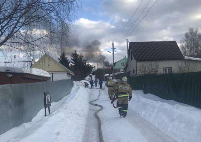 Тело ребенка найдено во время тушения пожара в доме в Подмосковье