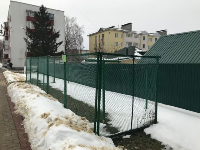 Детская площадка строгого режима в одном из спальных районов Белгорода Детская площадка строгого режима в одном из спальных районов Белгорода