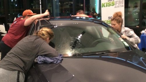 Женщина целовала новый автомобиль в течение 50 часов, чтобы стать его обладательницей (4 фото + видео) Женщина целовала новый автомобиль в течение 50 часов, чтобы стать его обладательницей (4 фото + видео)