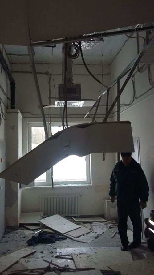 Двое пострадавших и обрушение потолка - результат взрыва гимнастического шара Двое пострадавших и обрушение потолка - результат взрыва гимнастического шара