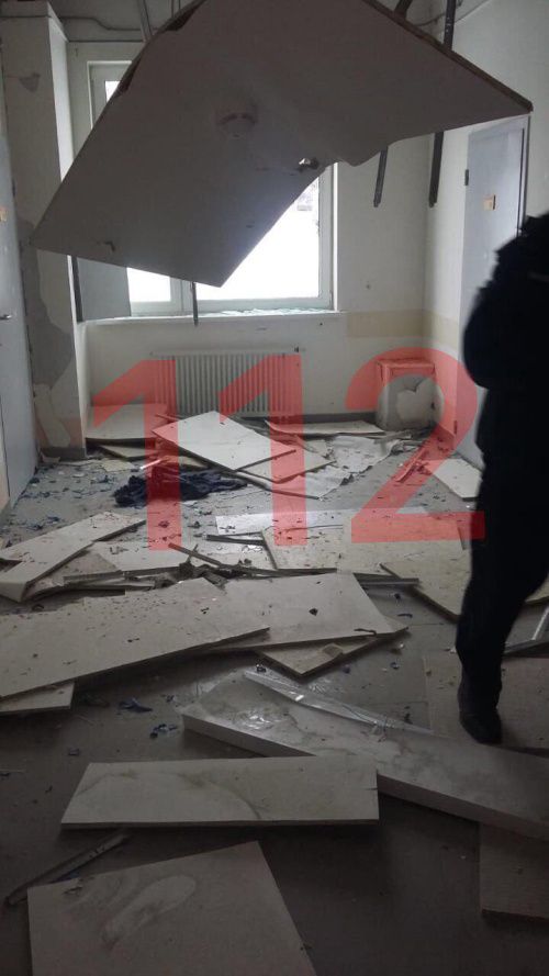 Двое пострадавших и обрушение потолка - результат взрыва гимнастического шара Двое пострадавших и обрушение потолка - результат взрыва гимнастического шара