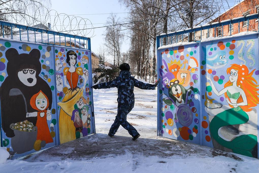 У ворот в доме ребенка при Можайской женской исправительной колонии №5 Сергей Савостьянов/ТАСС