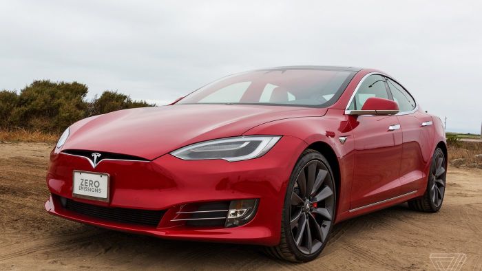 Tesla Model S - самый совершенный электромобиль на сегодня. | Фото: theverge.com Tesla Model S - самый совершенный электромобиль на сегодня. | Фото: theverge.com