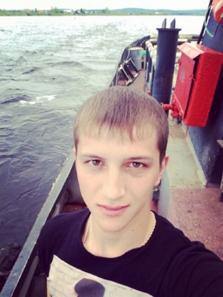 В Сибири парень проплыл ночью 1 км по реке, чтобы спасти тонущую девочку... В Сибири парень проплыл ночью 1 км по реке, чтобы спасти тонущую девочку...
