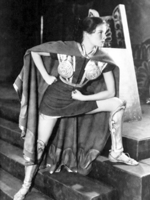 Кэтрин Хепбёрн в роли Антиопы в пьесе «Воин-муж», 1932 год Кэтрин Хепбёрн в роли Антиопы в пьесе «Воин-муж», 1932 год