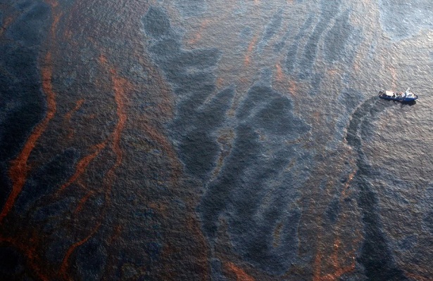 Российские школьники придумали новый способ очистки воды от нефти