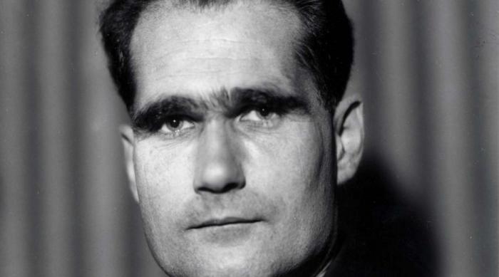 Шотландское путешествие Гесса 10 мая 1941 года второй человек Рейха, заместитель Гитлера по делам нацисткой партии Рудольф Гесс в форме капитана люфтваффе поднял в воздух истребитель дальнего действия Bf-110 и улетел в Великобританию. На северном побережье Соединенного Королевства Гесс выпрыгнул с парашютом, предоставив самолету самому разбираться с управлением. Он дошагал до замка герцога Гамильтона и затребовал личной встречи с Черчиллем. Это стало шоком для всех: Гитлер тут же объявил Гесса сумасшедшим — поступок и в самом деле не имел никаких логических обоснований. До сих пор так и неизвестно, зачем Гесс решился на эту эскападу и что обсуждал наедине с британским премьером.