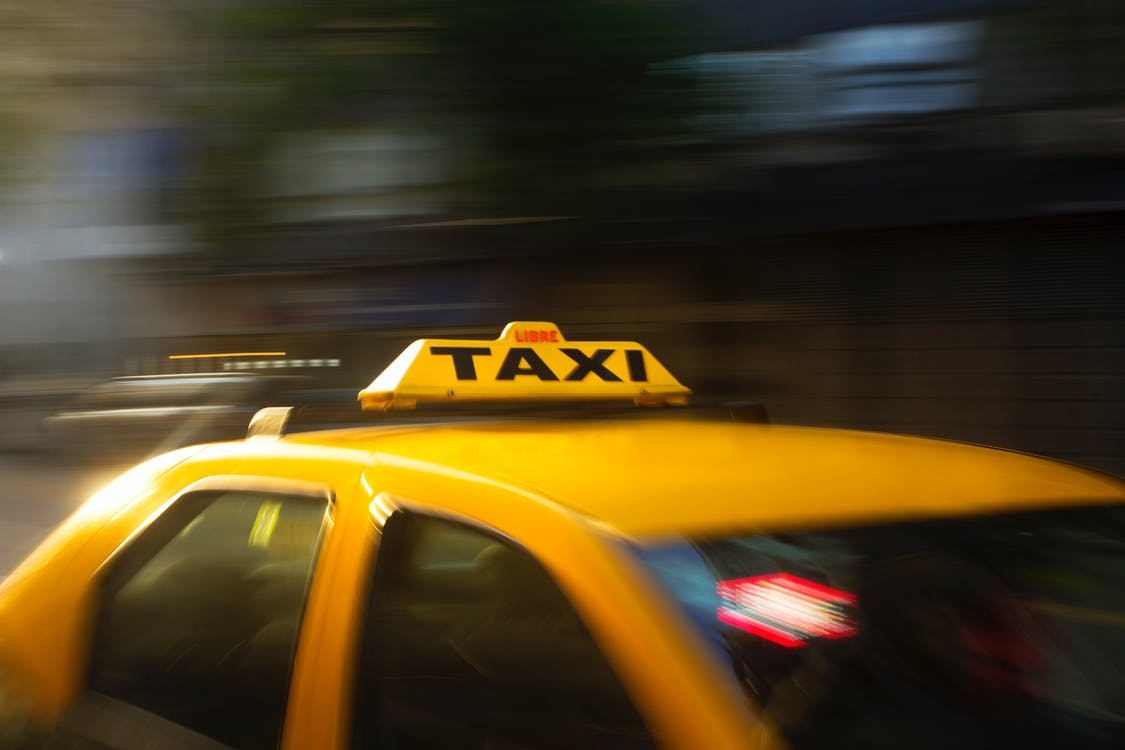 Панорамная фотография желтого такси