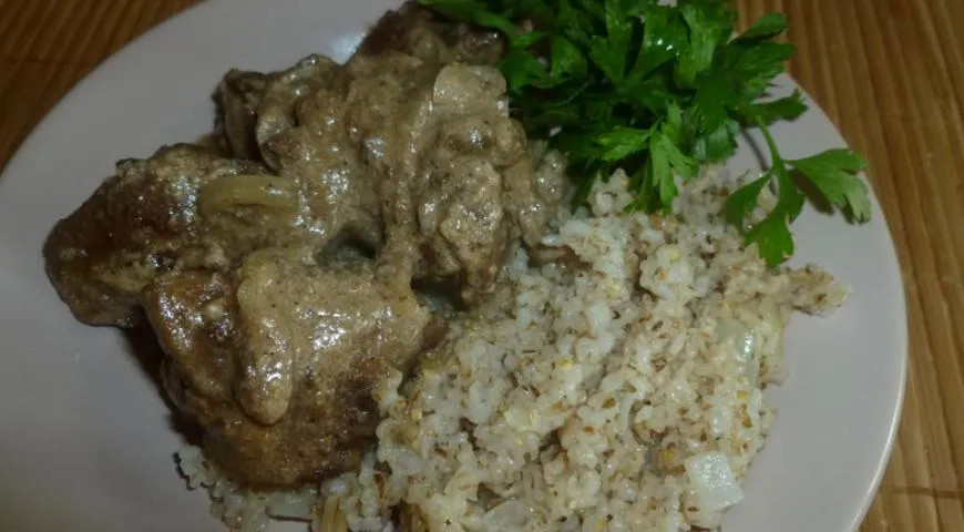 Печень в сметане с гарниром из ячки