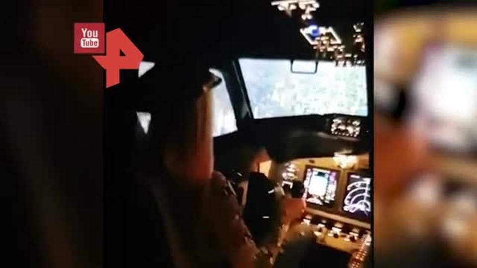 Соцсети: пилот в Краснодаре посадил дочь за штурвал авиалайнера