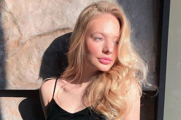 «Папа краснел, видя тонну косметики, маме было за меня стыдно»: Лиза Пескова