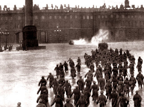 Штурм Зимнего дворца. Кадр из художественного фильма «Октябрь»,1927 год Штурм Зимнего дворца. Кадр из художественного фильма «Октябрь»,1927 год