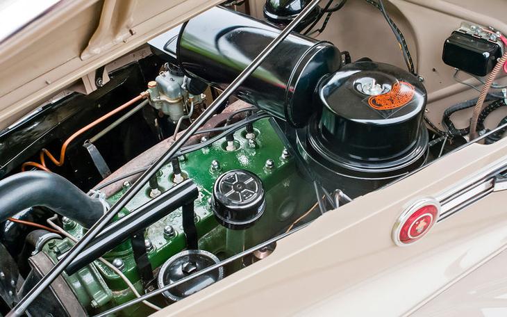 Фирма Packard чуть ли не дольше всех держалась за устаревшие рядные восьмицилиндровые моторы - в то время как практически все автомобили подобного класса уже оснащали V‑образными «восьмерками». Но ЗИС должен был походить именно на Packard! Поэтому - рядный мотор. Размерность цилиндра американского мотора составляла 89×100 мм (при переводе в метрическую систему), и при 3500-3600 об/мин он выдавал 160-165 л.с. - примерно на 20 сил больше, чем стандартный агрегат ЗИС. Правда, существовала и форсированная до 162 л.с. версия.
