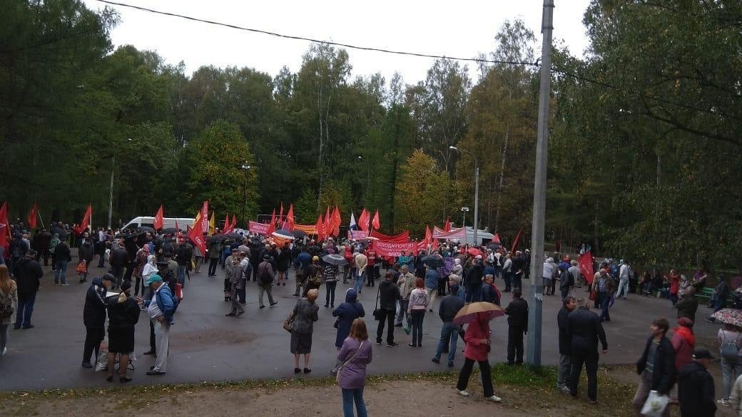 На акцию против пенсионных изменений в Петербурге пришли около 200 человек
