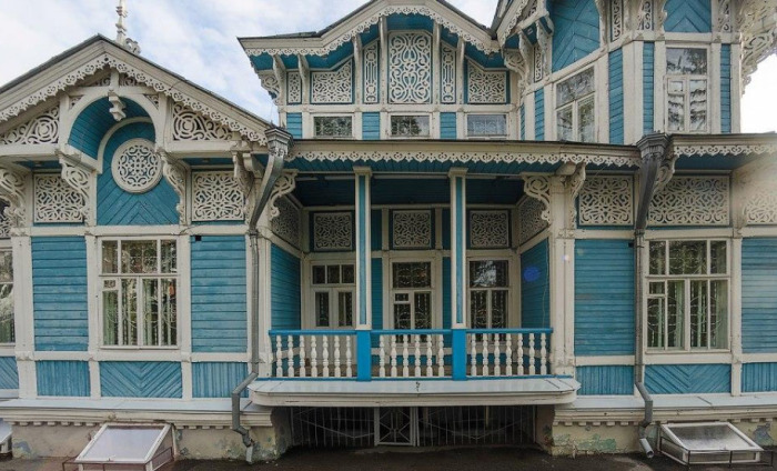 Знаменитый Дом с шатром. / Фото: Владимир Лаврентьев, qrtomsk.ru Для кого строили кружевные дома с драконами, жар-птицами, свитками: Деревянное зодчество Томска
