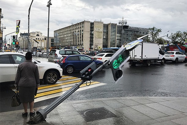 Особенно на дорогах Особенно на дорогах WTF?, бетонные джунгли, в городе, город, необычно, опасное место, опасность, прикол
