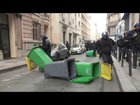 В Париже продолжаются протесты