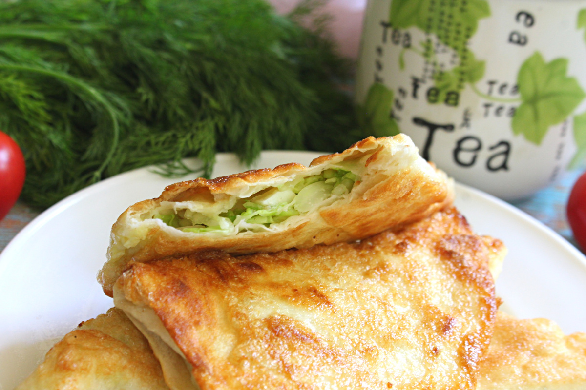 Любите пирожки с капустой, а долго стоять у плиты не хочется? Тогда этот рецепт для вас. Тут даже не надо отдельно готовить начинку, пирожки будут с сырой капустой!-9