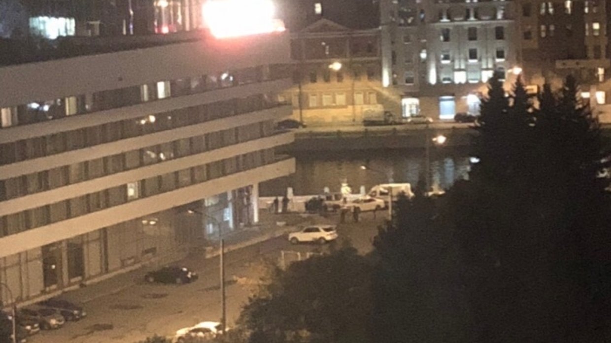 Два человека выпали с балкона ресторана на шестом этаже в центре Петербурга