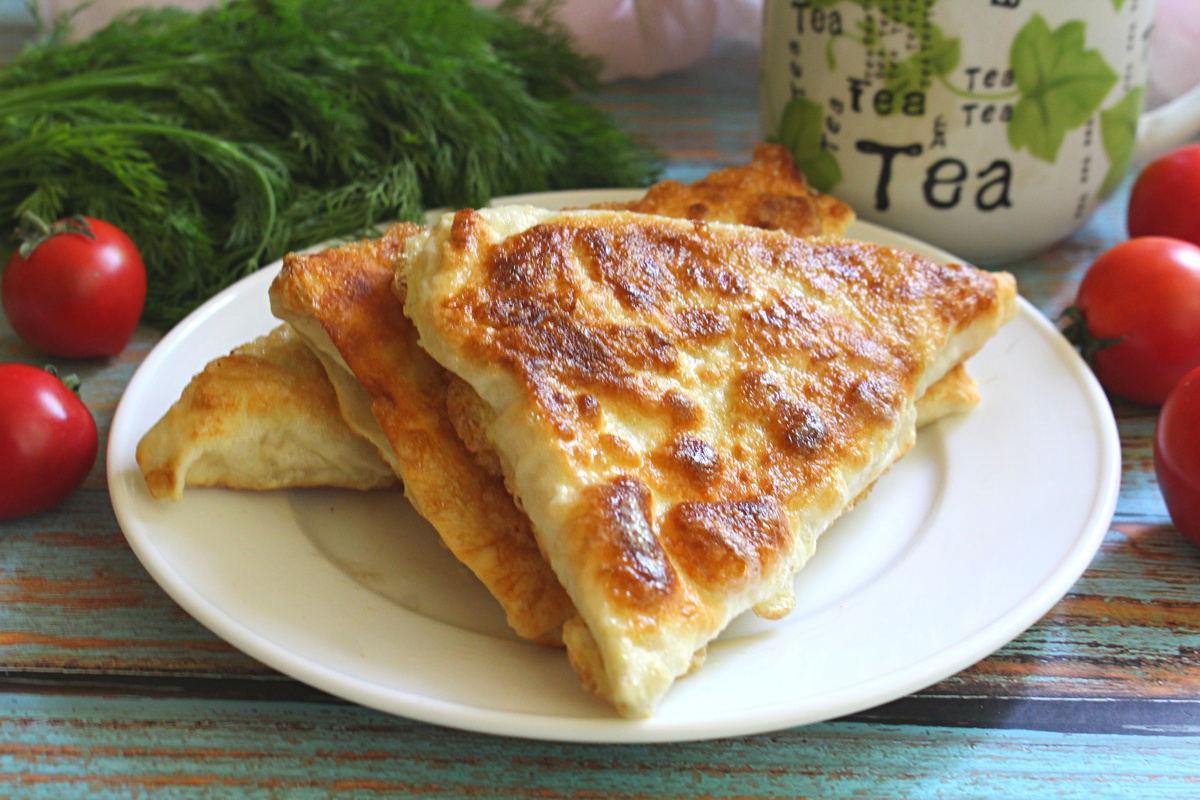 Любите пирожки с капустой, а долго стоять у плиты не хочется? Тогда этот рецепт для вас. Тут даже не надо отдельно готовить начинку, пирожки будут с сырой капустой!