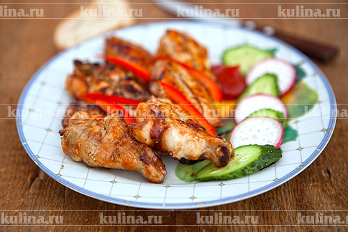 Куриные крылья в соусе Вкусные и ароматные куриные крылья в соусе готовы! Подавайте их с хлебом и свежими овощами. Приятного аппетита!