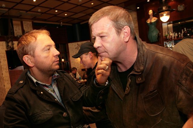 Сергей Селин (справа) стал известен стране благодаря роли петербургского оперативника.