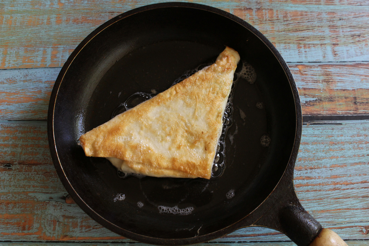 Любите пирожки с капустой, а долго стоять у плиты не хочется? Тогда этот рецепт для вас. Тут даже не надо отдельно готовить начинку, пирожки будут с сырой капустой!-8