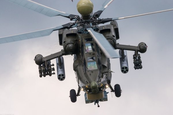 4 вертолета РФ Ми-28 «Ночной Охотник» устроили шоу над отдыхающими на пляже: Кадры 4 вертолета РФ Ми-28 «Ночной Охотник» устроили шоу над отдыхающими на пляже: Кадры