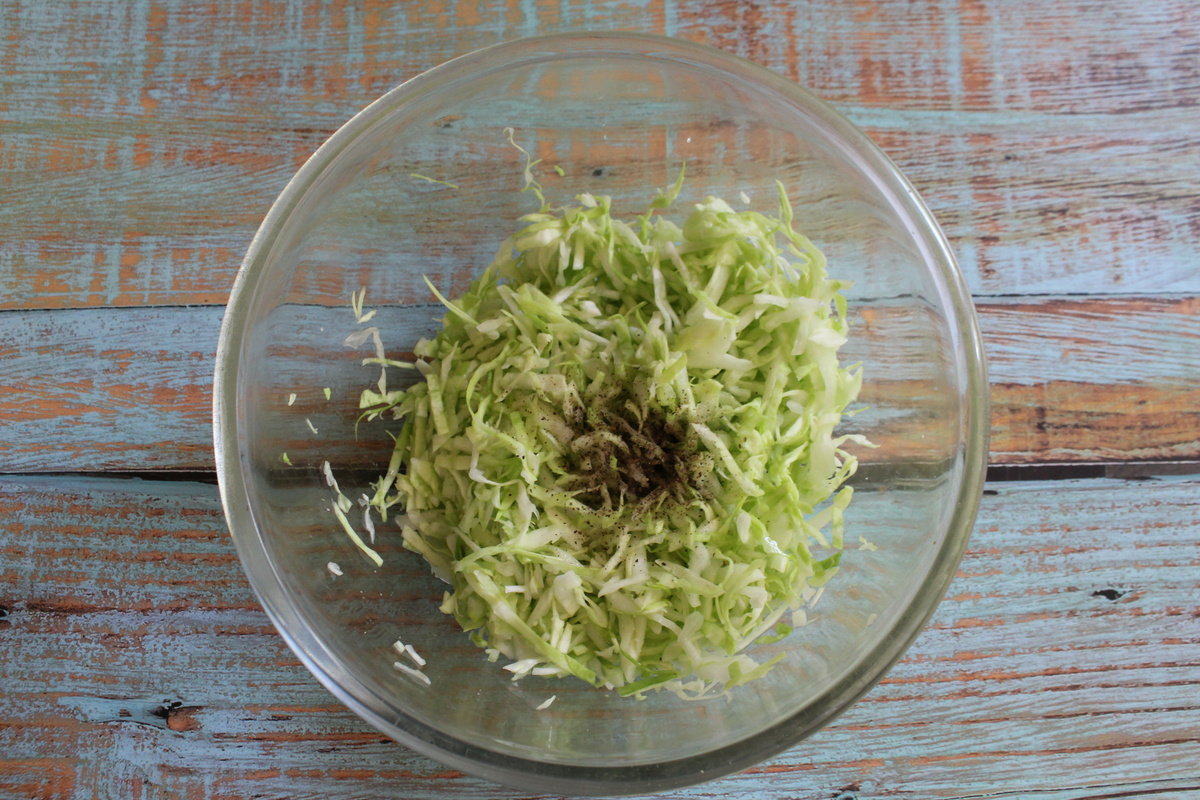 Любите пирожки с капустой, а долго стоять у плиты не хочется? Тогда этот рецепт для вас. Тут даже не надо отдельно готовить начинку, пирожки будут с сырой капустой!-3