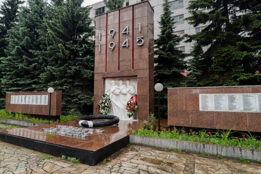 А в Москве - своя Прага 6. Со сносом памятника героям войны