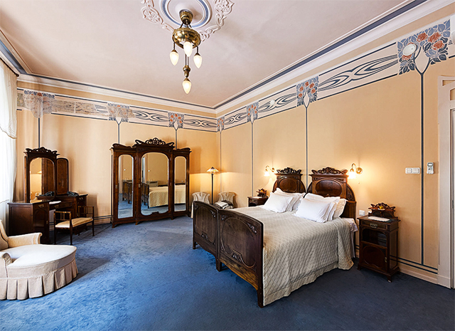  В отеле Villa Ammende вся мебель оригинальная, 1905–1914 годов, полностью гармонирует со стилем ар-нуво. Она сделана из древесины разных пород — вишня, дуб, бук, береза — и отполирована вручную 