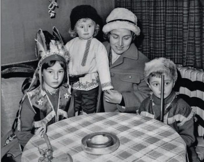 Симона Шанжё с детьми: Надин, Пьером и Мариной. Симона Шанжё с детьми: Надин, Пьером и Мариной.