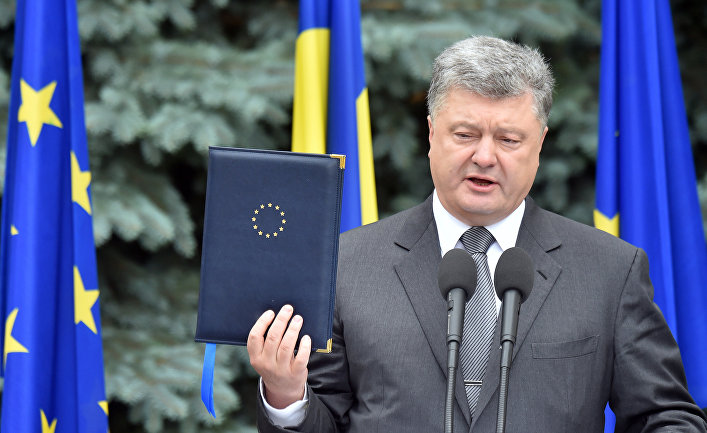 Президент Украины Петр Порошенко во время встречи с председателем Еврокомиссии Жан-Клодом Юнкером и председателем Европейского совета Дональдом Туском Президент Украины Петр Порошенко во время встречи с председателем Еврокомиссии Жан-Клодом Юнкером и председателем Европейского совета Дональдом Туском