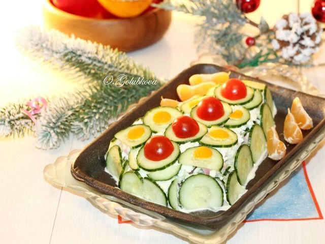 Фото к рецепту: Салат с беконом  и овощами   елочка 