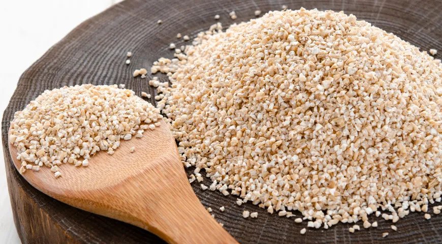 Ячневая крупа долго хранится, важно лишь время от времени открывать банку, чтобы вовремя заметить признаки порчи 