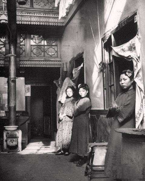 Февраль 1946 года, Шэньян, интерьер борделя Февраль 1946 года, Шэньян, интерьер борделя бордели, жрицы любви, китай, продажная любовь, проституция