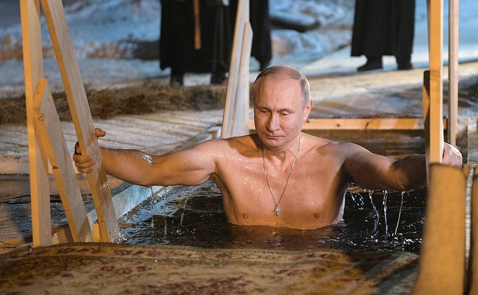 Владимир Путин поучаствовал в крещенских купаниях на озере Селигер.